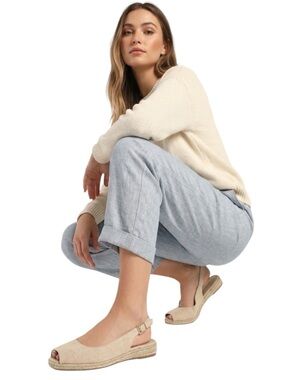 Nickels sand beige canvas/linen
buckle-fastening slingback strap. Size 9.5